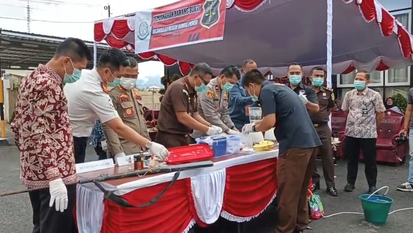 Kejari Sungai Penuh Musnahkan Barang Bukti 24 Perkara Pidana