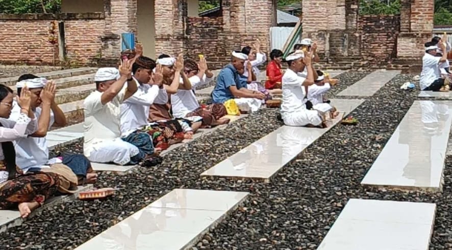 Umat Hindu Tanah Merah Boven Digoel saat melaksanakan ibadah hari Galungan di Pura Satya Loka Kilometer 5 Tanah Merah (Foto: RRI Bovendigoel/Yoris)