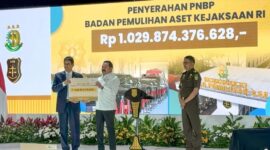 Menteri Keuangan Purbaya Yudhi Sadewa dan Jaksa Agung ST Burhanuddin dalam acara penyerahan PNBP hasil pemulihan aset negara di BPA Fair 2026 Kejaksaan Agung, Jakarta, Senin, 15 Juni 2026 (Foto: Dokumentasi Kemenkeu)