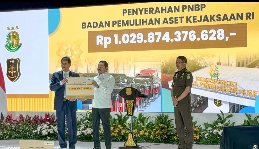 Menteri Keuangan Purbaya Yudhi Sadewa dan Jaksa Agung ST Burhanuddin dalam acara penyerahan PNBP hasil pemulihan aset negara di BPA Fair 2026 Kejaksaan Agung, Jakarta, Senin, 15 Juni 2026 (Foto: Dokumentasi Kemenkeu)