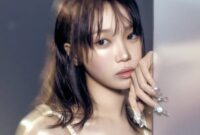 Kim Chaewon anggota grup idola LE SSERAFIM yang harus hiatus sementara akibat mengalami nyeri di lehernya (Foto: X/SOURCEMUSIC)