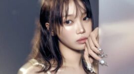 Kim Chaewon anggota grup idola LE SSERAFIM yang harus hiatus sementara akibat mengalami nyeri di lehernya (Foto: X/SOURCEMUSIC)