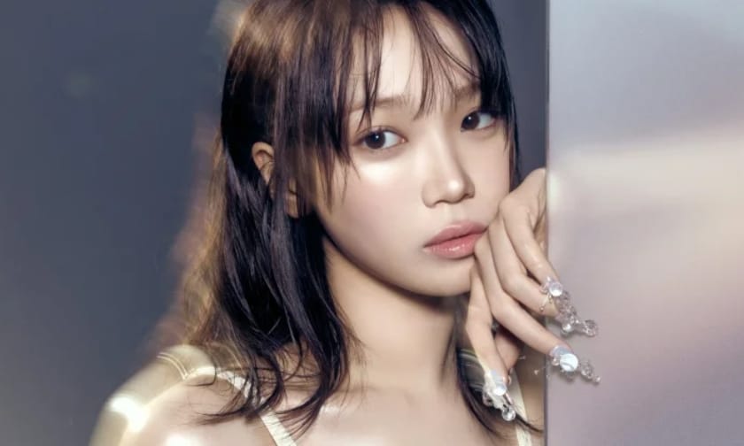Kim Chaewon anggota grup idola LE SSERAFIM yang harus hiatus sementara akibat mengalami nyeri di lehernya (Foto: X/SOURCEMUSIC)