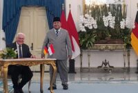 Presiden Republik Indonesia Prabowo Subianto (berdiri), saat menerima kunjungan resmi Presiden Federal Republik Jerman, Frank Walter Steinmeiner (duduk), di Istana Merdeka, Jakarta, Senin, 15 Juni 2026. (Foto: RRI/Afriani Respati)