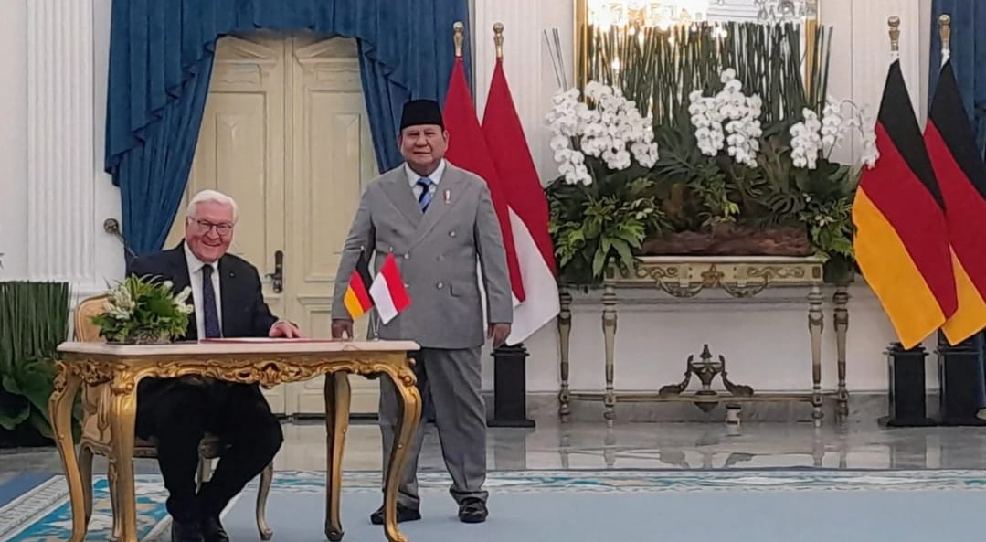 Presiden Republik Indonesia Prabowo Subianto (berdiri), saat menerima kunjungan resmi Presiden Federal Republik Jerman, Frank Walter Steinmeiner (duduk), di Istana Merdeka, Jakarta, Senin, 15 Juni 2026. (Foto: RRI/Afriani Respati)