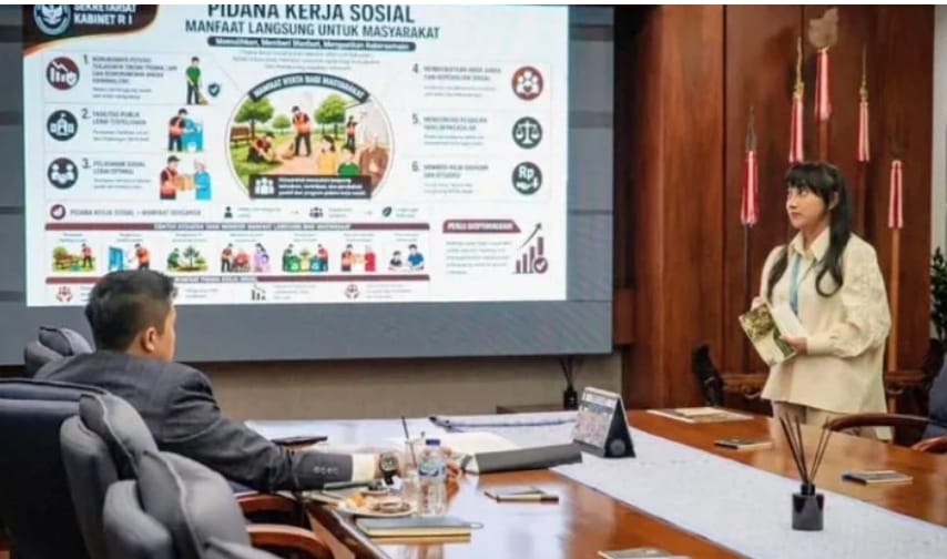 Sekretaris Kabinet Teddy Indra Wijaya mendengarkan paparan dari salah satu peserta Kompetisi Gagasan 