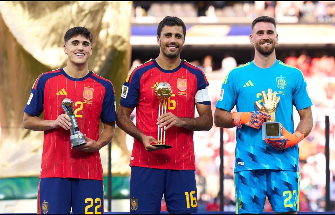 Tiga pemain timnas Spanyol, Pau Cubarsi, Rodri, dan Unai Simon (kiri ke kanan) merraih penghargaan individu pada Piala Dunia 2026 (Foto:X/@SEFutbol)