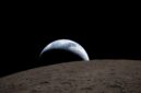 Pemandangan Bumi, sebagian tersembunyi di balik Bulan, yang diabadikan melalui jendela pesawat ruang angkasa Orion oleh awak Artemis II, pada 7 April 2026. Foto: NASA/ via REUTERS