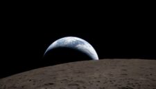 Pemandangan Bumi, sebagian tersembunyi di balik Bulan, yang diabadikan melalui jendela pesawat ruang angkasa Orion oleh awak Artemis II, pada 7 April 2026. Foto: NASA/ via REUTERS