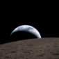 Pemandangan Bumi, sebagian tersembunyi di balik Bulan, yang diabadikan melalui jendela pesawat ruang angkasa Orion oleh awak Artemis II, pada 7 April 2026. Foto: NASA/ via REUTERS