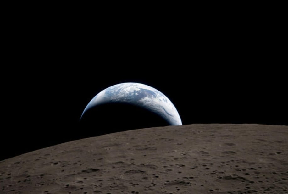 Pemandangan Bumi, sebagian tersembunyi di balik Bulan, yang diabadikan melalui jendela pesawat ruang angkasa Orion oleh awak Artemis II, pada 7 April 2026. Foto: NASA/ via REUTERS