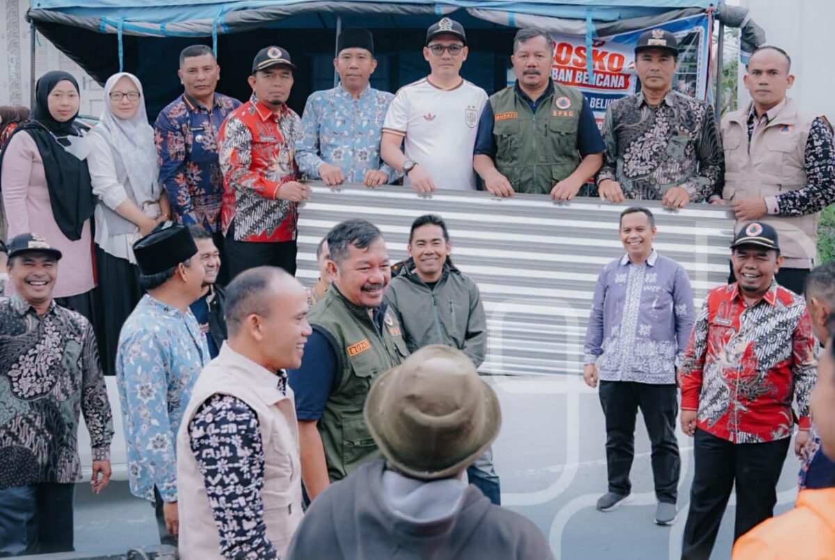 Bupati Kerinci Monadi menyerahkan bantuan kepada warga terdampak angin puting beliung di Desa Tutung Bungkuk, Kecamatan Siulak, untuk mempercepat proses pemulihan pascabencana.