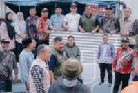 Bupati Kerinci Monadi menyerahkan bantuan kepada warga terdampak angin puting beliung di Desa Tutung Bungkuk, Kecamatan Siulak, untuk mempercepat proses pemulihan pascabencana.