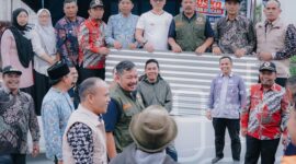 Bupati Kerinci Monadi menyerahkan bantuan kepada warga terdampak angin puting beliung di Desa Tutung Bungkuk, Kecamatan Siulak, untuk mempercepat proses pemulihan pascabencana.