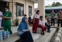 Puluhan siswa di Pulau Tengah, Kerinci, diduga mengalami mual, muntah, dan sakit perut usai mengonsumsi makanan Program MBG. Penyebabnya masih menunggu hasil penyelidikan.