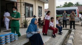 Puluhan siswa di Pulau Tengah, Kerinci, diduga mengalami mual, muntah, dan sakit perut usai mengonsumsi makanan Program MBG. Penyebabnya masih menunggu hasil penyelidikan.