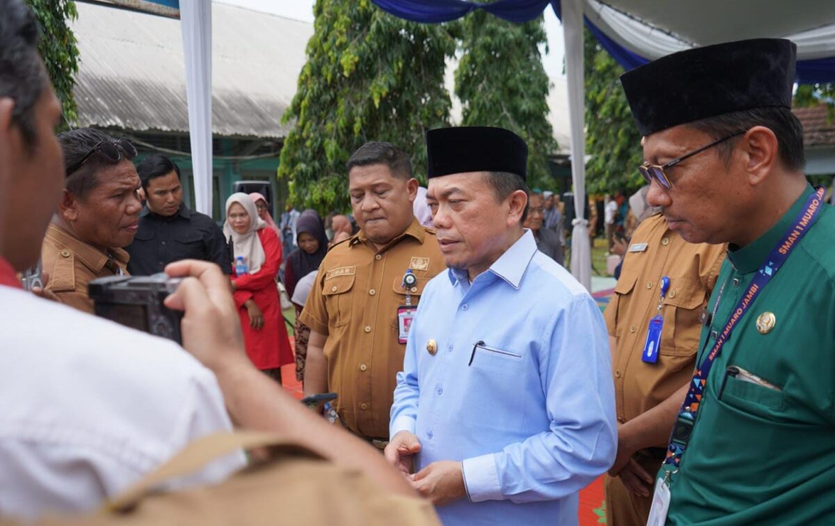 Gubernur Al Haris mengapresiasi penyerahan murid baru secara adat Melayu Jambi di SMA Negeri 1 Muaro Jambi sebagai upaya memperkuat pendidikan karakter dan melestarikan budaya lokal.
