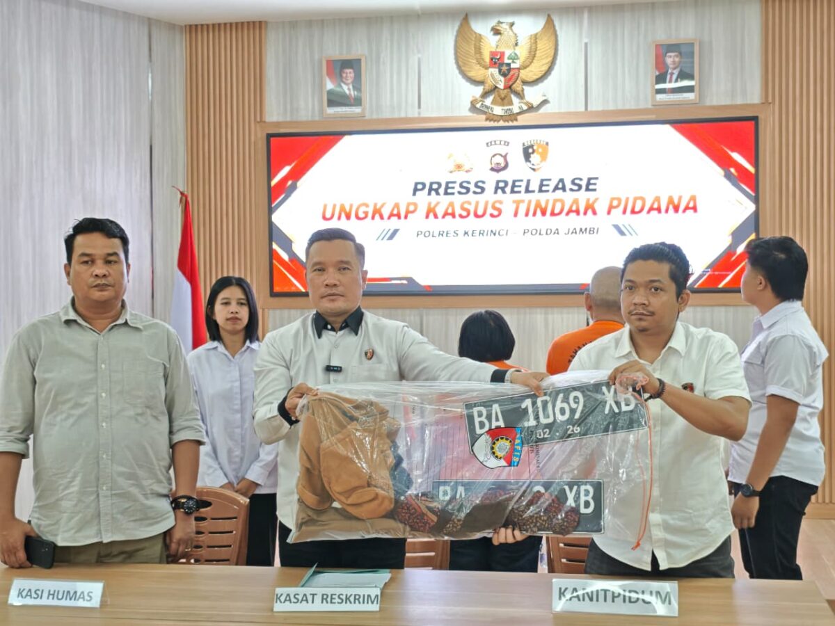 Polisi menangkap tiga pelaku perampokan emas dengan dugaan modus hipnotis di Sungai Penuh. Satu pelaku masih buron dan terus diburu petugas.