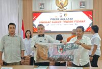 Polisi menangkap tiga pelaku perampokan emas dengan dugaan modus hipnotis di Sungai Penuh. Satu pelaku masih buron dan terus diburu petugas.
