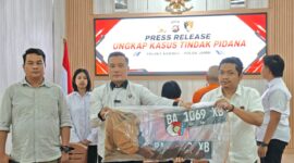 Polisi menangkap tiga pelaku perampokan emas dengan dugaan modus hipnotis di Sungai Penuh. Satu pelaku masih buron dan terus diburu petugas.