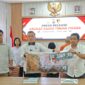 Polisi menangkap tiga pelaku perampokan emas dengan dugaan modus hipnotis di Sungai Penuh. Satu pelaku masih buron dan terus diburu petugas.