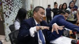 Pengacara tersangka eks Jampidsus Febrie Adriansyah, Hotman Paris Hutapea memberikan keterangan pers di Gedung Bundar, Kejaksaan Agung, Jakarta, Jumat (17/7/2026). (CNN Indonesia/ Adi Ibrahim)

Baca artikel CNN Indonesia "Dewan Pers Respons Pernyataan Hotman Paris 'Lu Punya Otak Enggak'" selengkapnya di sini: https://www.cnnindonesia.com/nasional/20260720193234-12-1382877/dewan-pers-respons-pernyataan-hotman-paris-lu-punya-otak-enggak.

Download Apps CNN Indonesia sekarang https://app.cnnindonesia.com/
