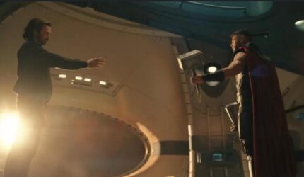 Steve Rogers (kiri) saat kembali muncul bertemu dengan Thor (kanan) dalam trailer terbaru film 'Avengers: Doomsday' (2026)(Foto:IMDb)