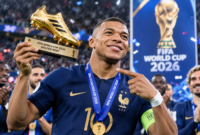 Kylian Mbappe resmi meraih Golden Boot Piala Dunia 2026 setelah mencetak 10 gol. Bintang Prancis itu juga memecahkan rekor sebagai top skor sepanjang sejarah Piala Dunia.