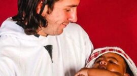Lionel Messi menggendong dan memandikan bayi Lamine Yamal dalam sesi pemotretan amal UNICEF tahun 2007, berdampingan dengan ilustrasi Messi dan Yamal saling berhadapan mengenakan jersey Argentina dan Spanyol menjelang Final Piala Dunia 2026.