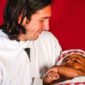 Lionel Messi menggendong dan memandikan bayi Lamine Yamal dalam sesi pemotretan amal UNICEF tahun 2007, berdampingan dengan ilustrasi Messi dan Yamal saling berhadapan mengenakan jersey Argentina dan Spanyol menjelang Final Piala Dunia 2026.