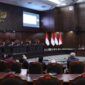 Mahkamah Konstitusi memutuskan anggaran program MBG harus dipisahkan dari anggaran pendidikan dalam APBN.(mkri.id)

Sumber: https://nasional.kompas.com/read/2026/07/30/15055951/mk-putuskan-anggaran-program-mbg-harus-dipisah-dari-anggaran-pendidikan.


Membership: https://kmp.im/plus6
Download aplikasi: https://kmp.im/app6
