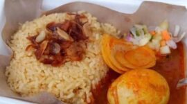 Nasi Samin merupakan kuliner khas Indragiri Hilir, Riau, yang memadukan cita rasa Melayu dan Banjar dengan rempah-rempah pilihan. Hidangan ini menjadi ikon budaya sekaligus wisata kuliner.