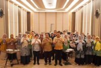 Wali Kota Padang Panjang Hendri Arnis (tengah kacamata) dalam kegiatan pelatihan Surveilans dan Pengendalian Vektor dan Binatang Pembawa Penyakit bagi tenaga entomolog kesehatan di Bukittinggi, Kamis 30 Juli 2026 (Foto: Pemerintah Kota Padang Panjang)
