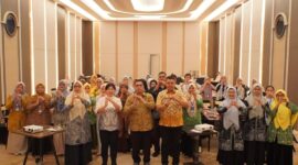 Wali Kota Padang Panjang Hendri Arnis (tengah kacamata) dalam kegiatan pelatihan Surveilans dan Pengendalian Vektor dan Binatang Pembawa Penyakit bagi tenaga entomolog kesehatan di Bukittinggi, Kamis 30 Juli 2026 (Foto: Pemerintah Kota Padang Panjang)
