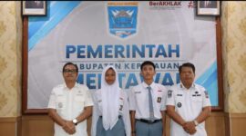 Bupati Kepulauan Mentawai Rinto Wardana (kiri) dan Wakil Bupati Jakop Saguruk (kanan) bersama Desprika Anggun (kedua dari kiri) dan Aspan Musa Rimata Samingilailai (ketiga dari kiri), Rabu 29 Juli 2026 (Foto: Diskominfo Mentawai)