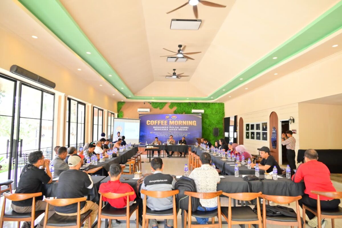 Bidhumas Polda Jambi menggelar Coffee Morning bersama insan pers untuk memperkuat sinergitas, meningkatkan keterbukaan informasi publik, dan mempererat kemitraan dengan media.