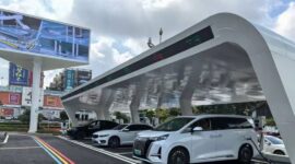 Sejarawan Australia John Queripel menilai pembangunan hijau China terus melaju melalui energi terbarukan, kendaraan listrik, dan transportasi modern.