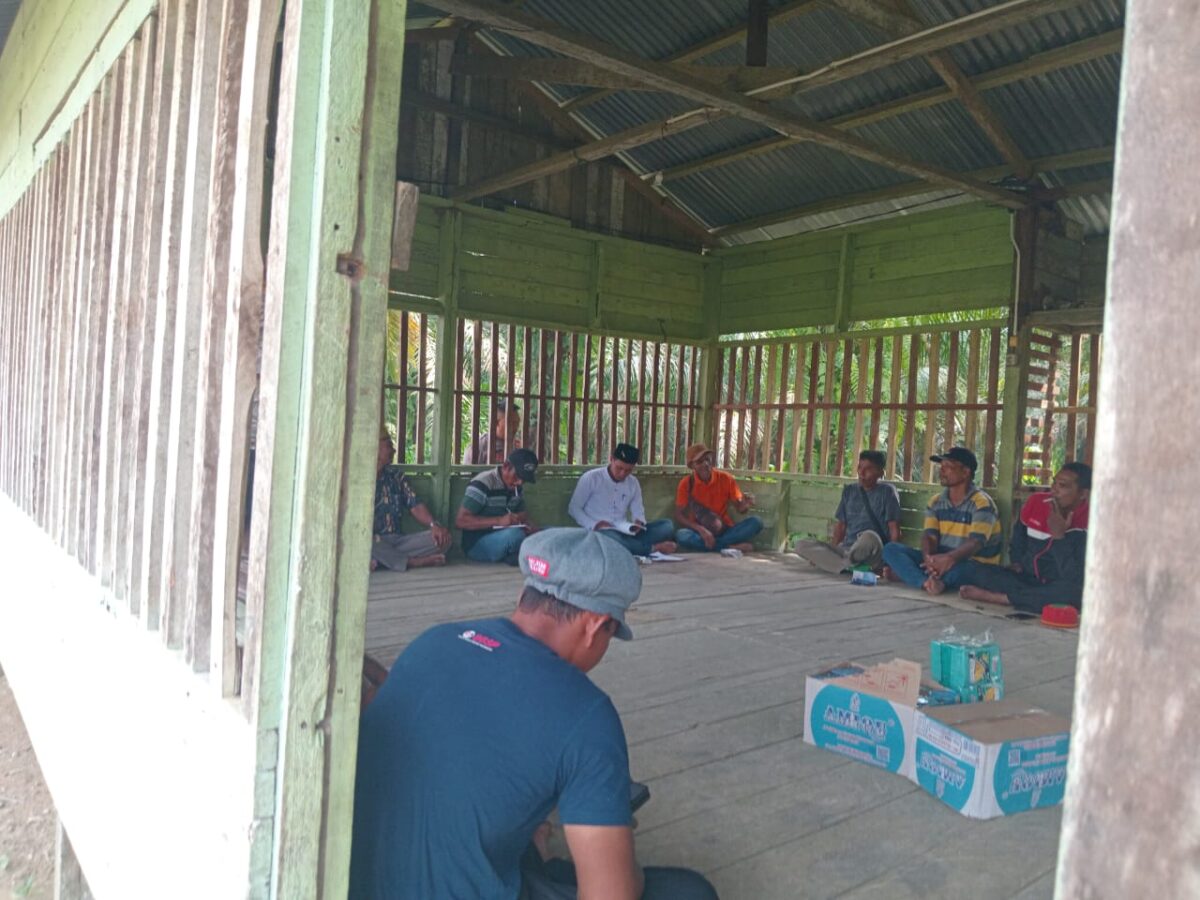 Masyarakat dari enam kecamatan di Aceh Timur mengancam menutup akses jalan menuju PT CGU setelah sengketa lahan belum terselesaikan. Perusahaan belum memberikan tanggapan resmi.