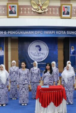 Wawako Azhar Hadiri Pelantikan Pengurus IWAPI Sungai Penuh