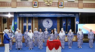 Wakil Wali Kota Sungai Penuh Azhar Hamzah menghadiri pelantikan Pengurus DPC IWAPI Kota Sungai Penuh periode 2026–2031. Pemkot siap bersinergi memperkuat UMKM dan pemberdayaan perempuan.