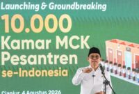 Menteri Koordinator (Menko) Pemberdayaan Masyarakat, Muhaimin Iskandar, memberikan sambutan pada peluncuran program pembangunan 10 ribu MCK untuk pesantren se-Indonesia yang berlangsung di Pondok Pesantren Miftahul Huda Al Musri, Cianjur, Jawa Barat, Selasa, 4 Agustus 2026 (Foto: Humas Kemenko PM)