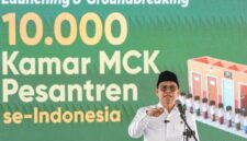Menteri Koordinator (Menko) Pemberdayaan Masyarakat, Muhaimin Iskandar, memberikan sambutan pada peluncuran program pembangunan 10 ribu MCK untuk pesantren se-Indonesia yang berlangsung di Pondok Pesantren Miftahul Huda Al Musri, Cianjur, Jawa Barat, Selasa, 4 Agustus 2026 (Foto: Humas Kemenko PM)