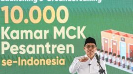 Menteri Koordinator (Menko) Pemberdayaan Masyarakat, Muhaimin Iskandar, memberikan sambutan pada peluncuran program pembangunan 10 ribu MCK untuk pesantren se-Indonesia yang berlangsung di Pondok Pesantren Miftahul Huda Al Musri, Cianjur, Jawa Barat, Selasa, 4 Agustus 2026 (Foto: Humas Kemenko PM)