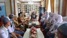 Wali Kota Alfin melepas pelajar terbaik Sungai Penuh untuk bertugas sebagai Paskibraka tingkat nasional dan Provinsi Jambi serta mengingatkan mereka agar menjaga kesehatan, disiplin, dan memberikan penampilan terbaik demi mengharumkan nama daerah.