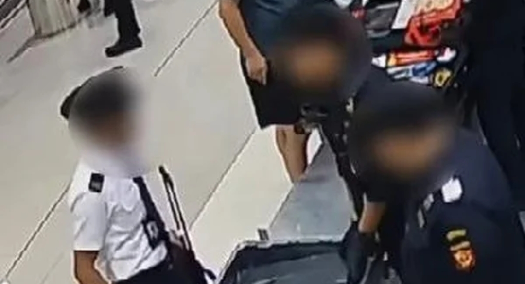 Bareskrim Polri mengungkap kopilot Malaysia Airlines diduga tiga kali menyelundupkan narkoba ke Indonesia. Terakhir, petugas menggagalkan penyelundupan lebih dari 70 ribu butir ekstasi di Bandara Soekarno-Hatta.