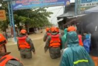 Personel Satbrimob Polda Sumbar sedang mengevakuasi korban banjir di Padang, Senin, 3 Agustus 2026. (Foto: Polda Sumbar).