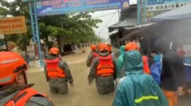 Personel Satbrimob Polda Sumbar sedang mengevakuasi korban banjir di Padang, Senin, 3 Agustus 2026. (Foto: Polda Sumbar).
