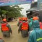 Personel Satbrimob Polda Sumbar sedang mengevakuasi korban banjir di Padang, Senin, 3 Agustus 2026. (Foto: Polda Sumbar).