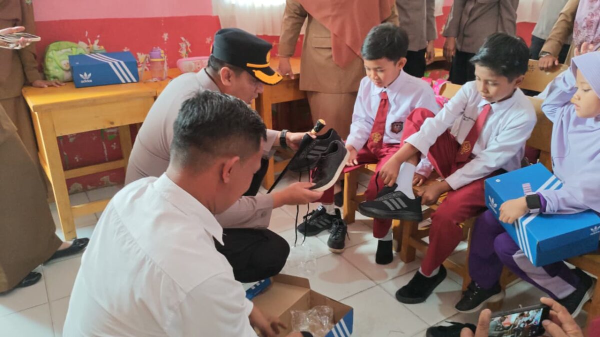 Polres Kerinci menyalurkan 22 pasang sepatu kepada siswa SDN 023/11 Sungai Penuh sebagai bentuk kepedulian untuk mendukung semangat belajar dan dunia pendidikan.