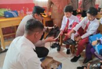 Polres Kerinci menyalurkan 22 pasang sepatu kepada siswa SDN 023/11 Sungai Penuh sebagai bentuk kepedulian untuk mendukung semangat belajar dan dunia pendidikan.
